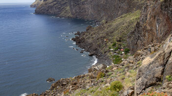 Blick vom Wanderpfad in die Bucht der Playa de la Veta
