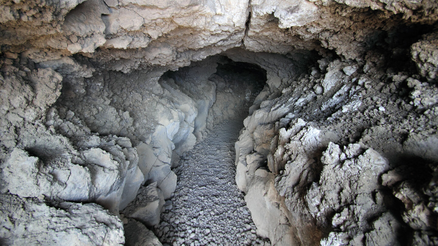 Fussweg durch den Tunnel zur Playa de la Veta