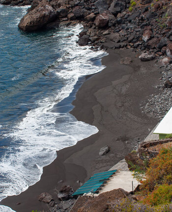 schwarzer Sand an der Playa de la Veta