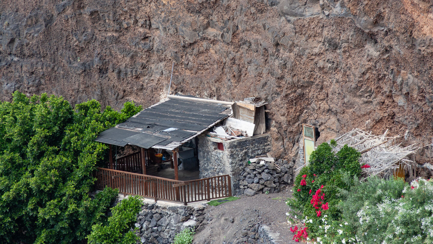 Höhlenhaus unterhalb der Steilklippe