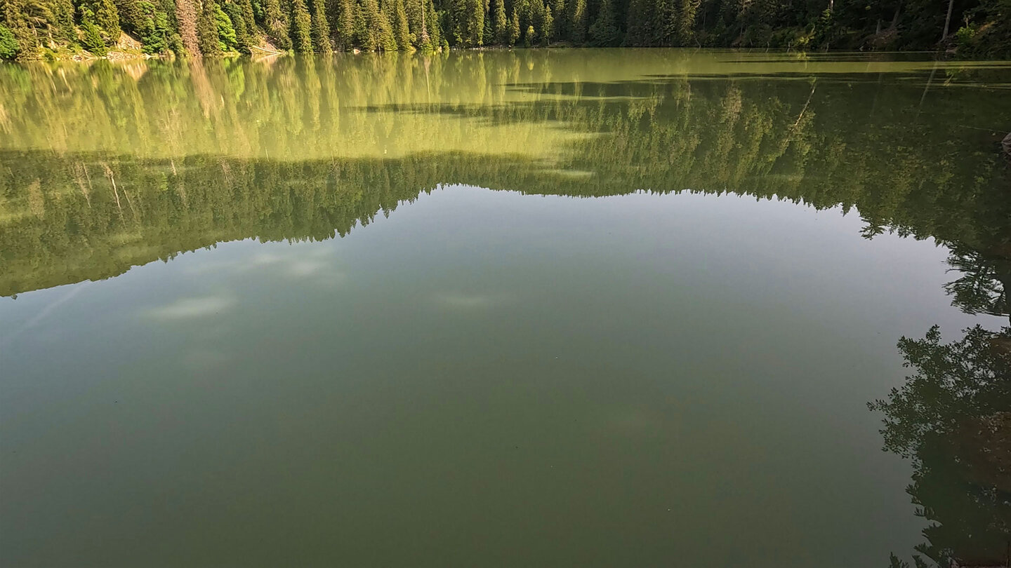 Spiegelung auf milchig-grünen Lac Vert Spiegelung auf milchig-grünen Lac Vert