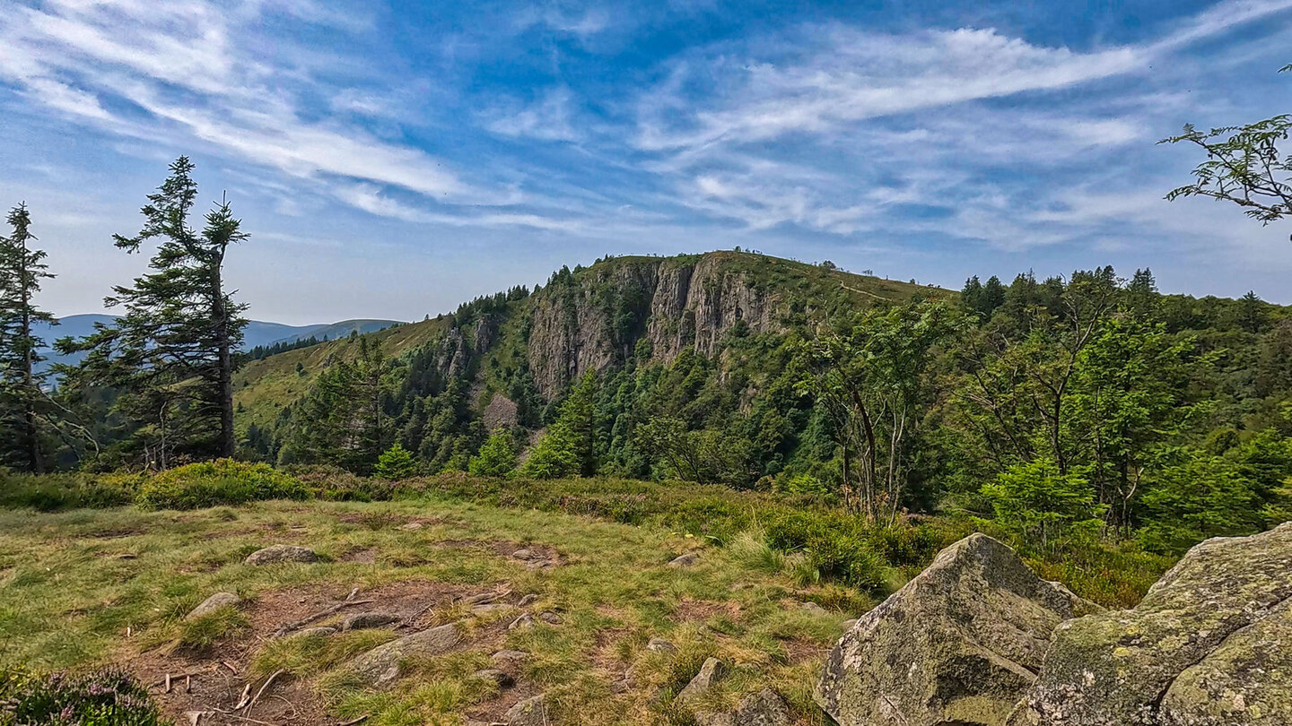 Ausblick auf Felswand des Le Tanet Massiv Ausblick auf Felswand des Le Tanet Massiv