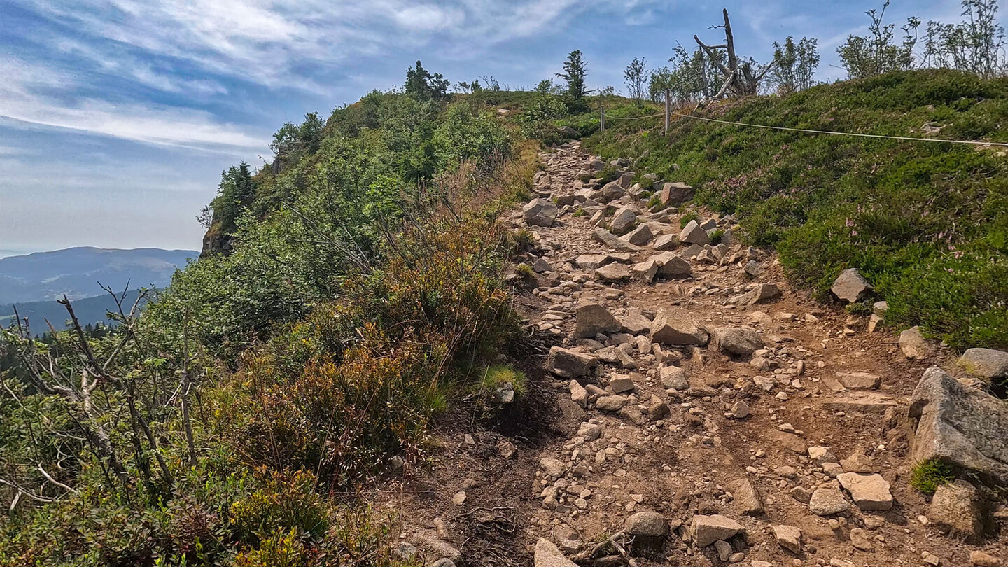 Aufstieg auf dem Fernwanderweg GR 5 zu Le Tanet Fernwanderweg GR 5 auf Gipfel des Le Tanet