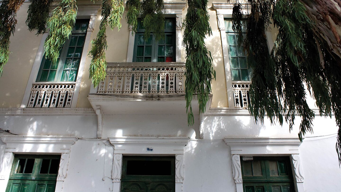 klassische weiß-grüne Fassade an der Plaza León y Castillo in Haría auf Lanzarote