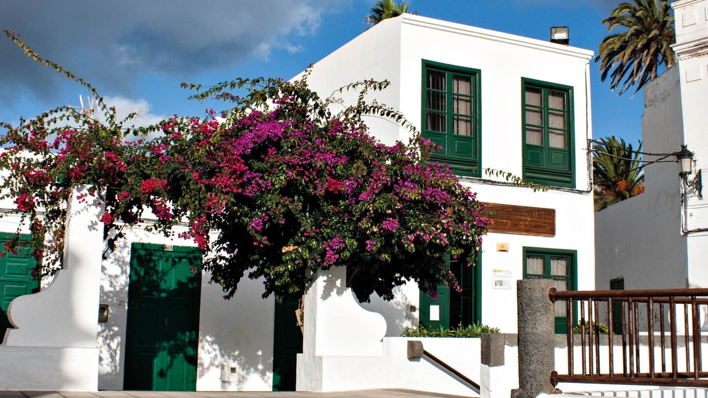 typische traditioneller Baustil an der Plaza de la Constitución in Haría auf Lanzarote