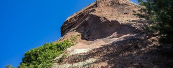 Der Kapellenfels überragt das Dorf Schindhard im Dahner Felsenland.