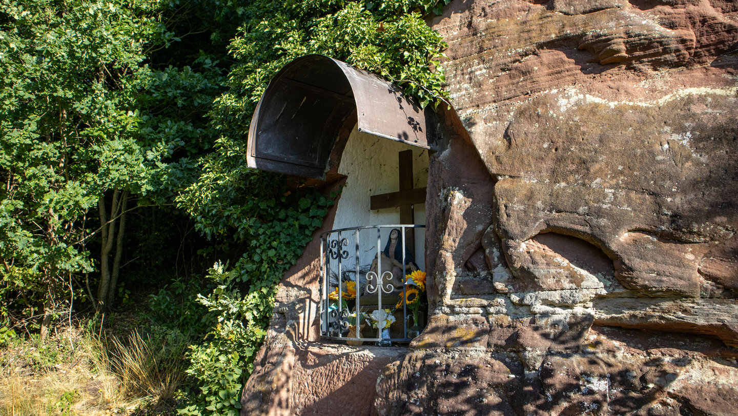Marienfigur am Kapellenfels am Aussichtspunkt Dorfblick über Schindhard.