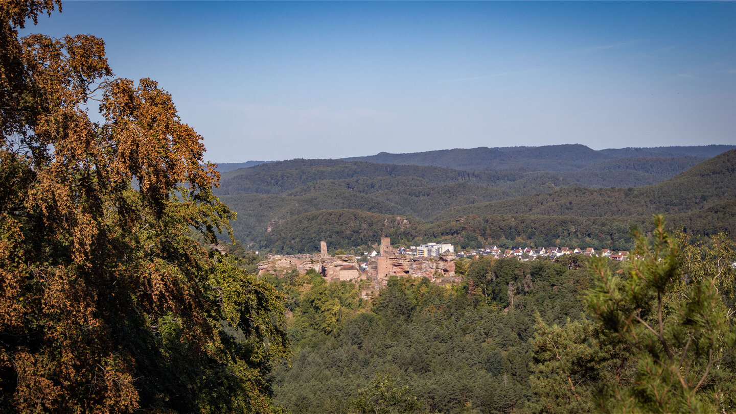 Ausblick vom Kahlenberg-Gipfel auf die Dahner Burgen und Erfweiler.