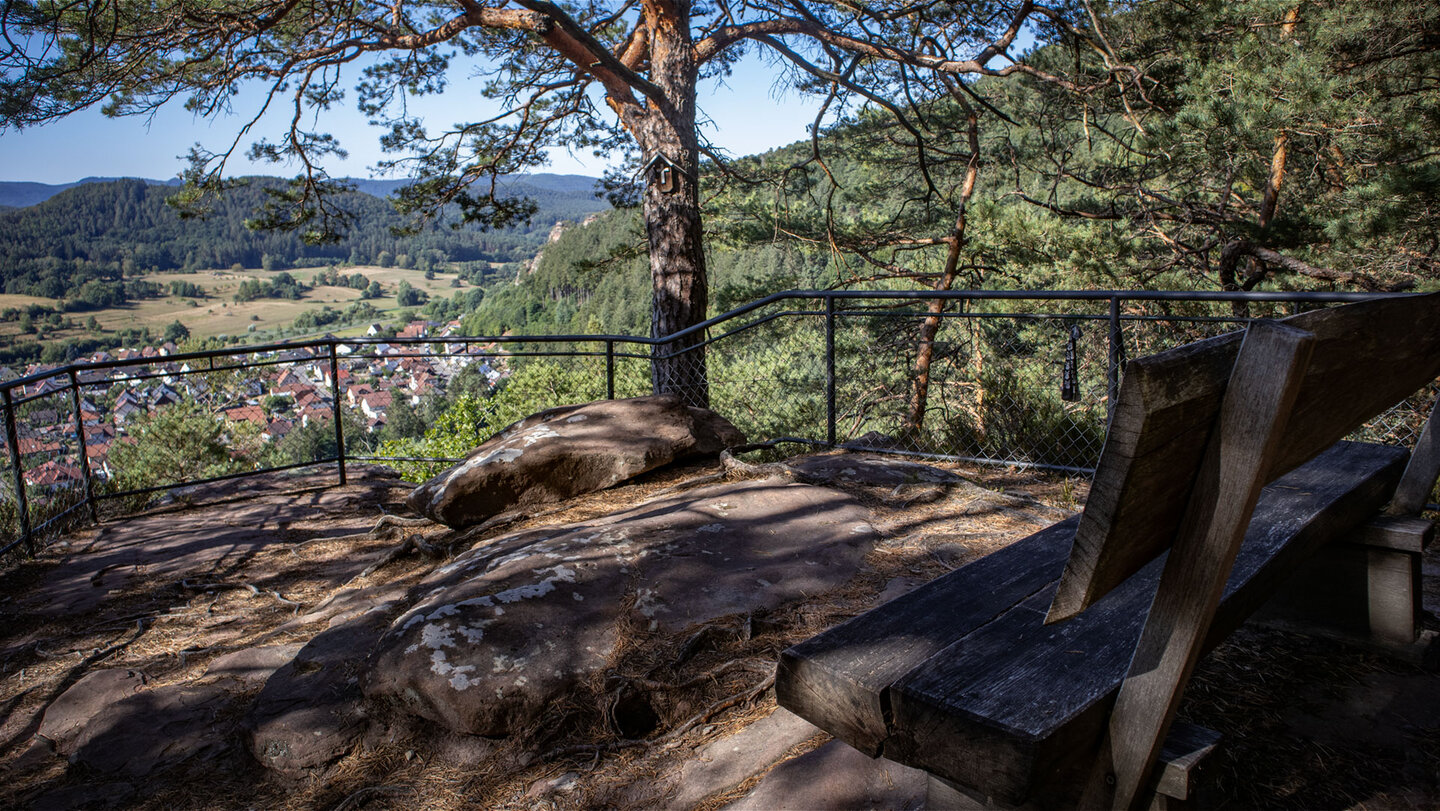 Buntsandsteinplattform am Kahlenberg mit Aussicht auf Schindhard.