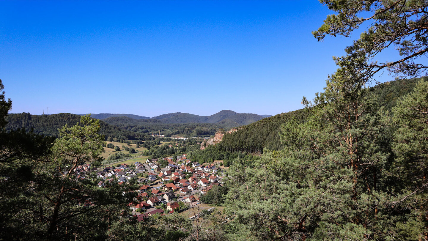 Panoramablick vom Felsenlandblick auf Schindhard und den Kapellenfels.