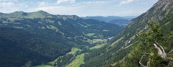 Blick über das Stillachtal mit der Fellhornbahn Talstation im Hintergrund