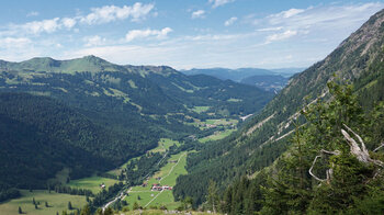 Blick über das Stillachtal mit der Fellhornbahn Talstation im Hintergrund