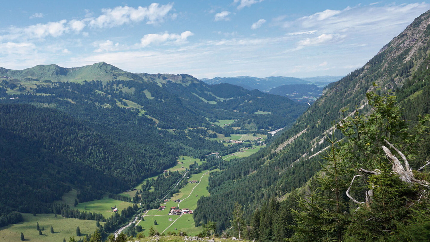Blick über das Stillachtal mit der Fellhornbahn Talstation im Hintergrund