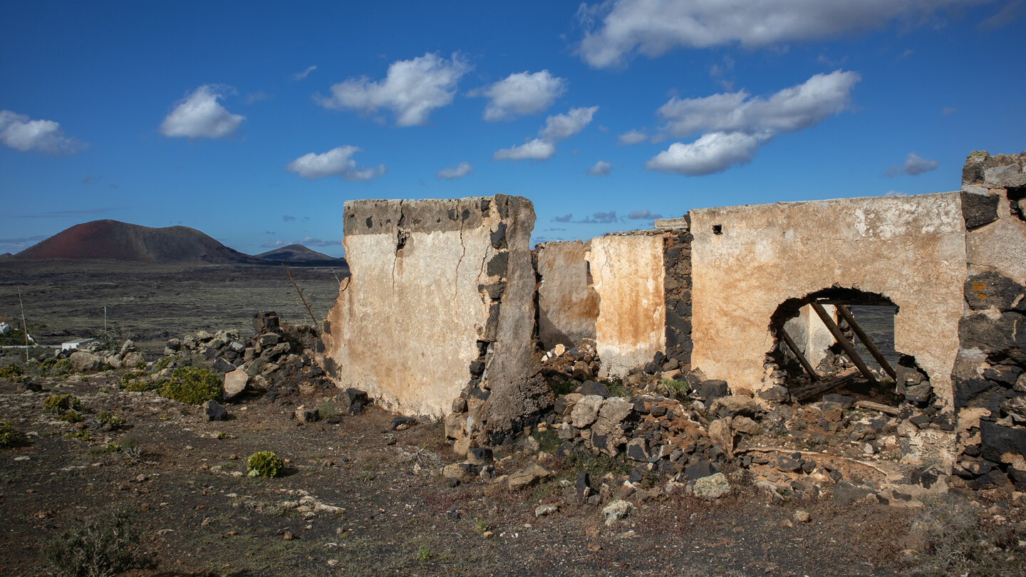 Ruine auf der Wanderroute um den Vulkan Juan Bello
