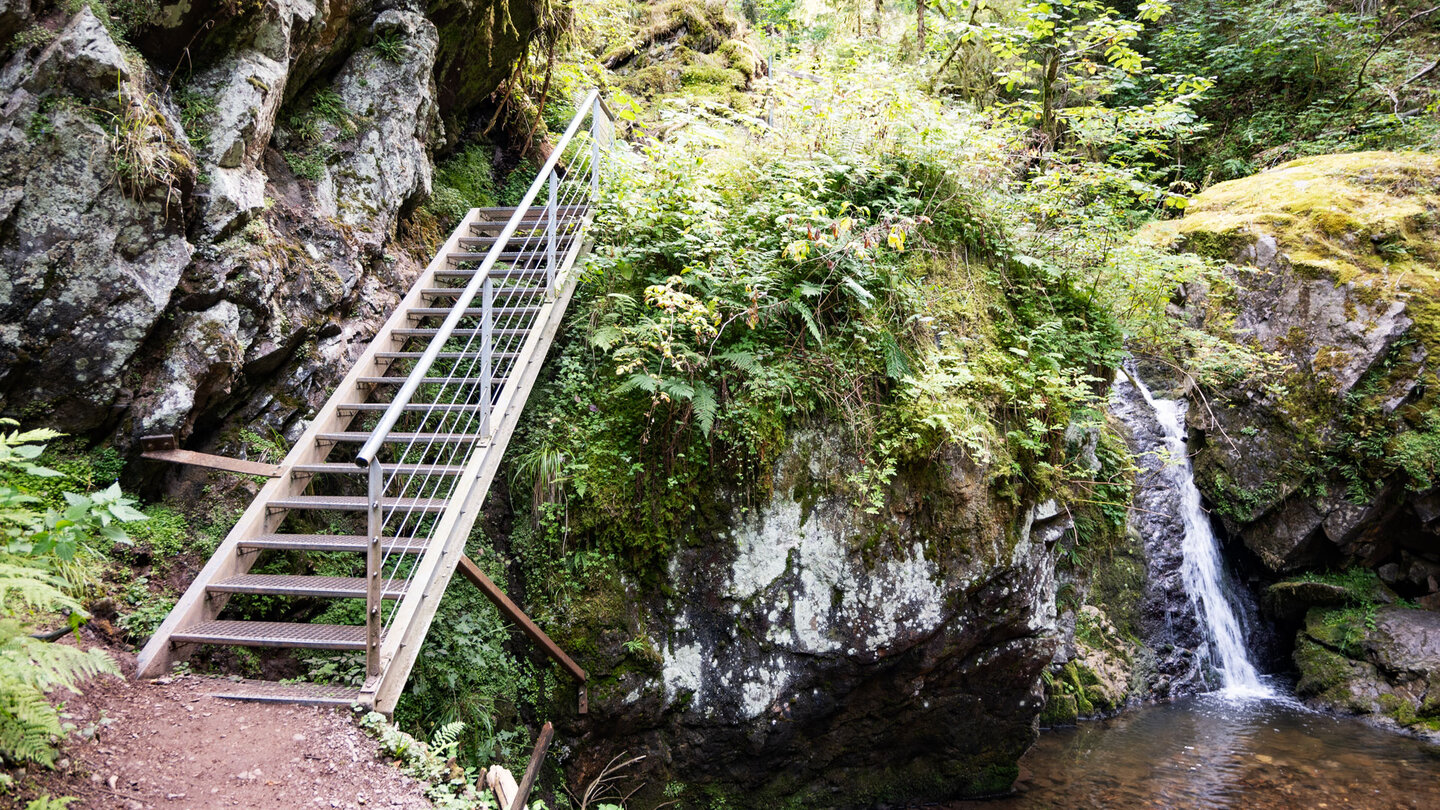 Wegverlauf über Treppen durch die Lotenbachklamm