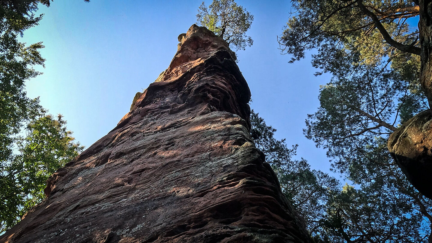 steil aufragende Dimbergfelsen am Dimbacher Buntsandstein Höhenweg Dimbergfelsen am Dimbacher Buntsandstein Höhenweg