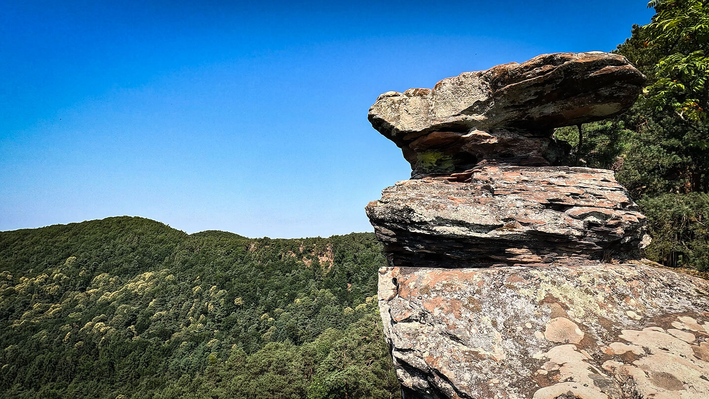 der Rötzenfels am Dimbacher Buntsandstein Höhenweg Rötzenfels am Dimbacher Buntsandstein Höhenweg