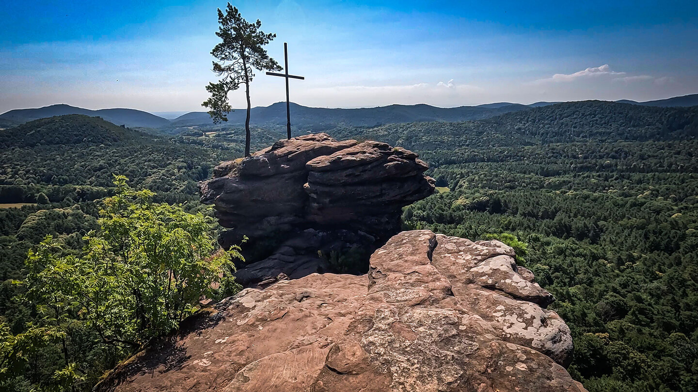 Blick vom Rötzenfels auf den Rötzenpfeiler im Pfälzerwald Rötzenfels und Rötzenpfeiler im Pfälzerwald