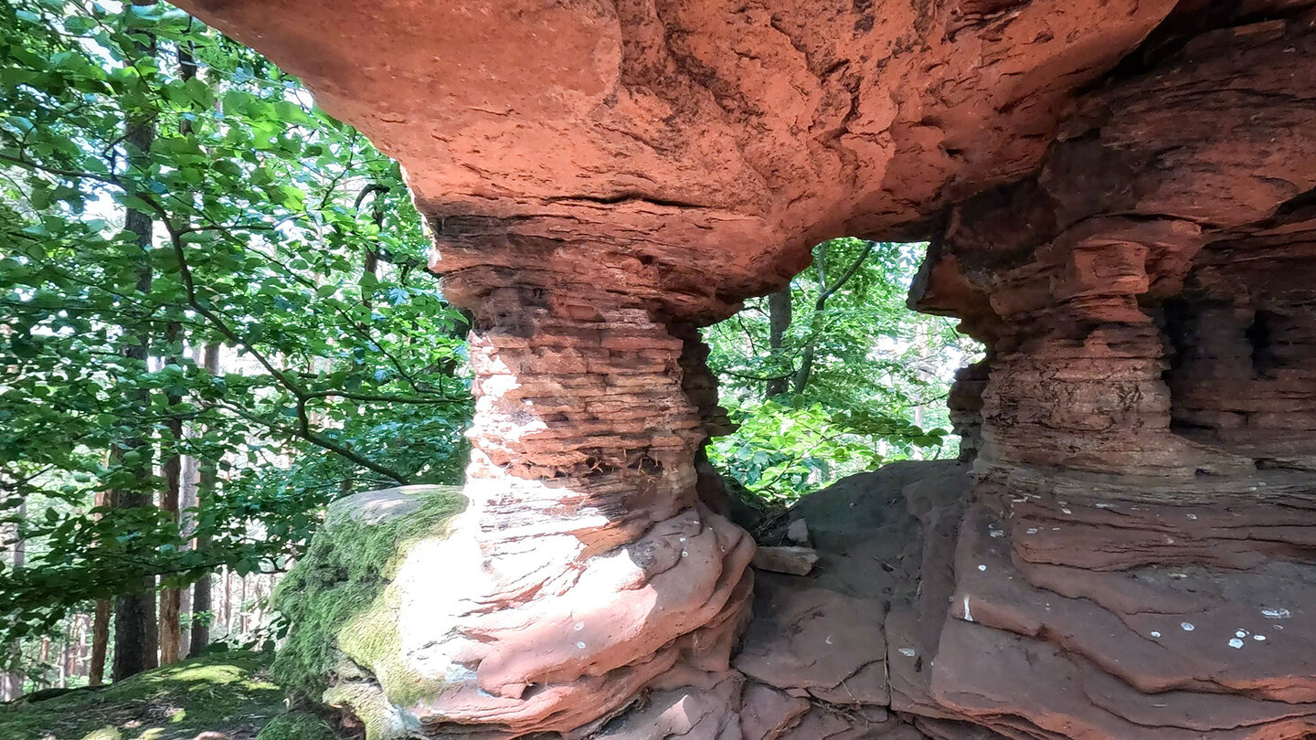 Fensterdurchbruch am der Kieungerfelsen im Pfälzerwald Fensterdurchbruch am der Kieungerfelsen im Pfälzerwald