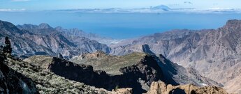 Blick über das Felsenfenster Ventana del Bentayga bis La Aldea mit Teneriffa