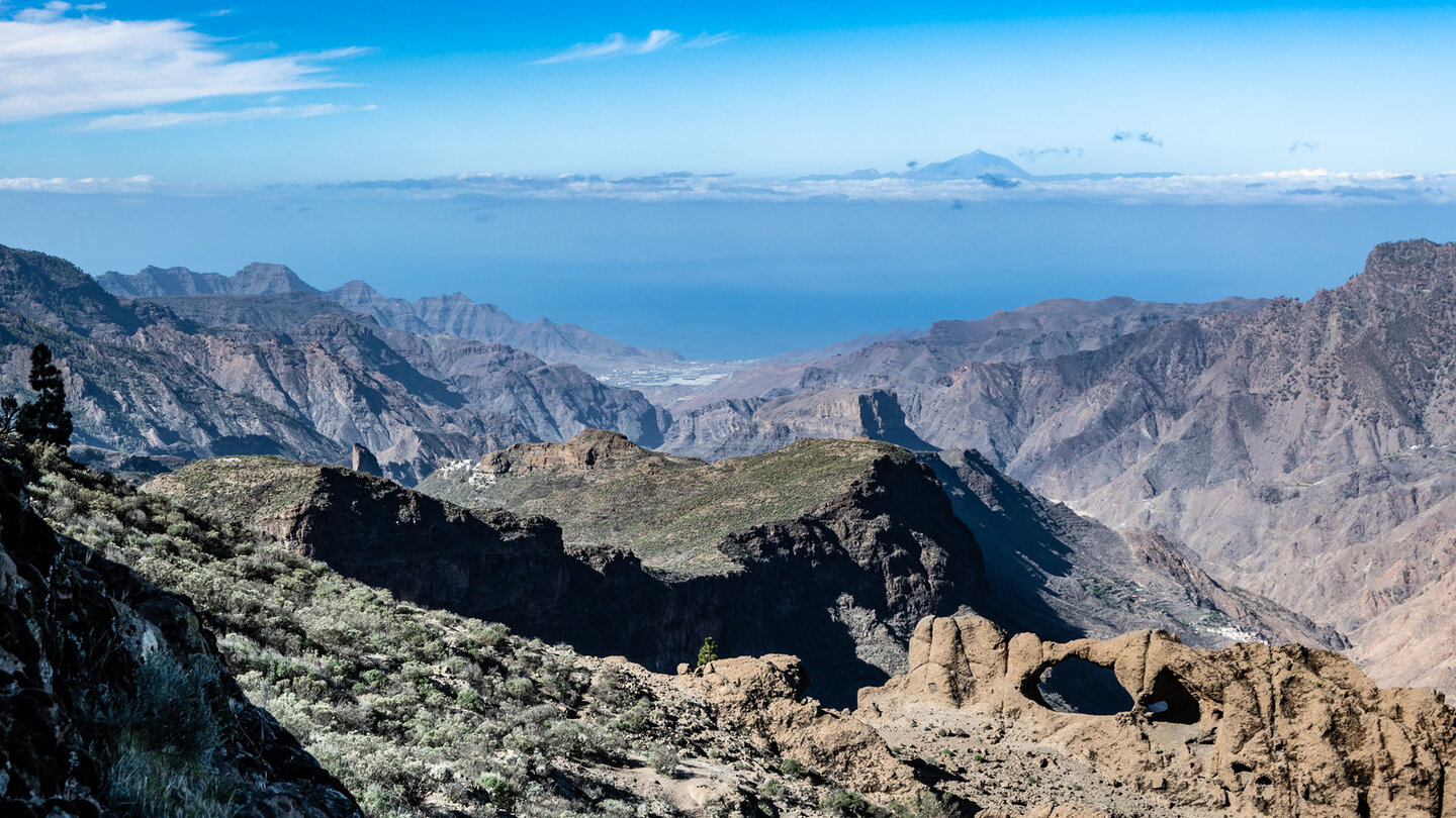 Blick über das Felsenfenster Ventana del Bentayga bis La Aldea mit Teneriffa