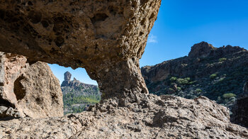 Blick durch den Felsbogen Ventana del Bentayga zum Roque Nublo