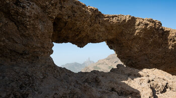 Blick durch das Felsentor Ventana del Nublo auf den Roque Nublo