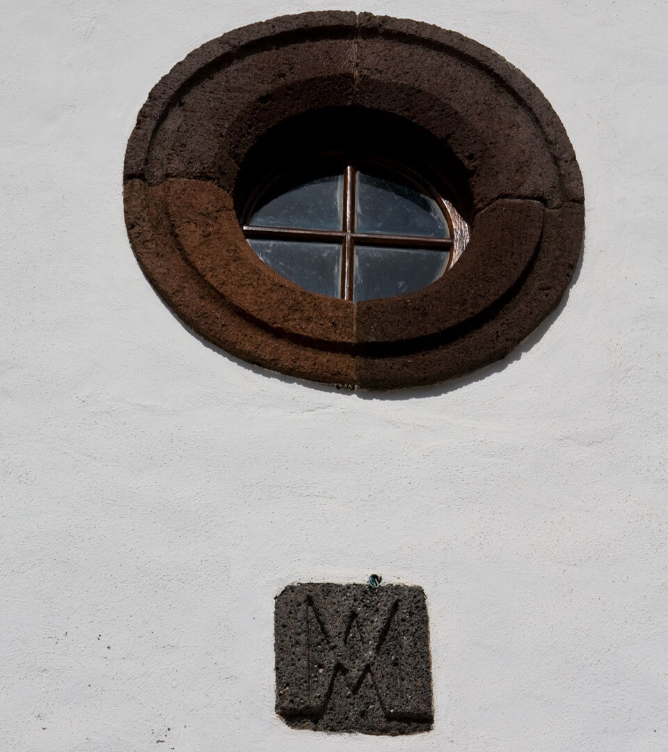 schöne Details an der Fassade der Kirche Templo Parroquial de Nuestra Señora de la Luz in Garafía auf La Palma