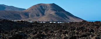 der Montaña de la Cinta und das Örtchen Yaiza im Vordergrund