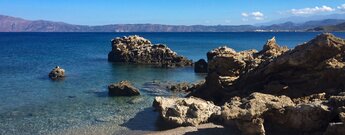 tiefblau schimmerndes Wasser an den feinen Kiesstränden der Meri Pigadi