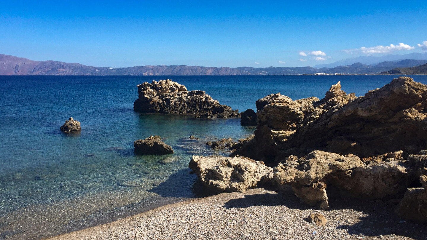 tiefblau schimmerndes Wasser an den feinen Kiesstränden der Meri Pigadi auf Kreta tiefblau schimmerndes Wasser an den feinen Kiesstränden der Meri Pigadi
