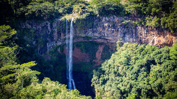 Chamarel-Wasserfälle in einen Amphitheater aus Vulkangestein