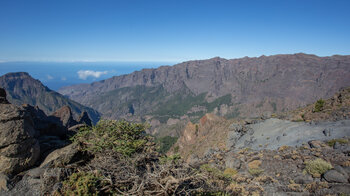 EInblick in den mächtigen Erosionskrater der Caldera de Taburiente