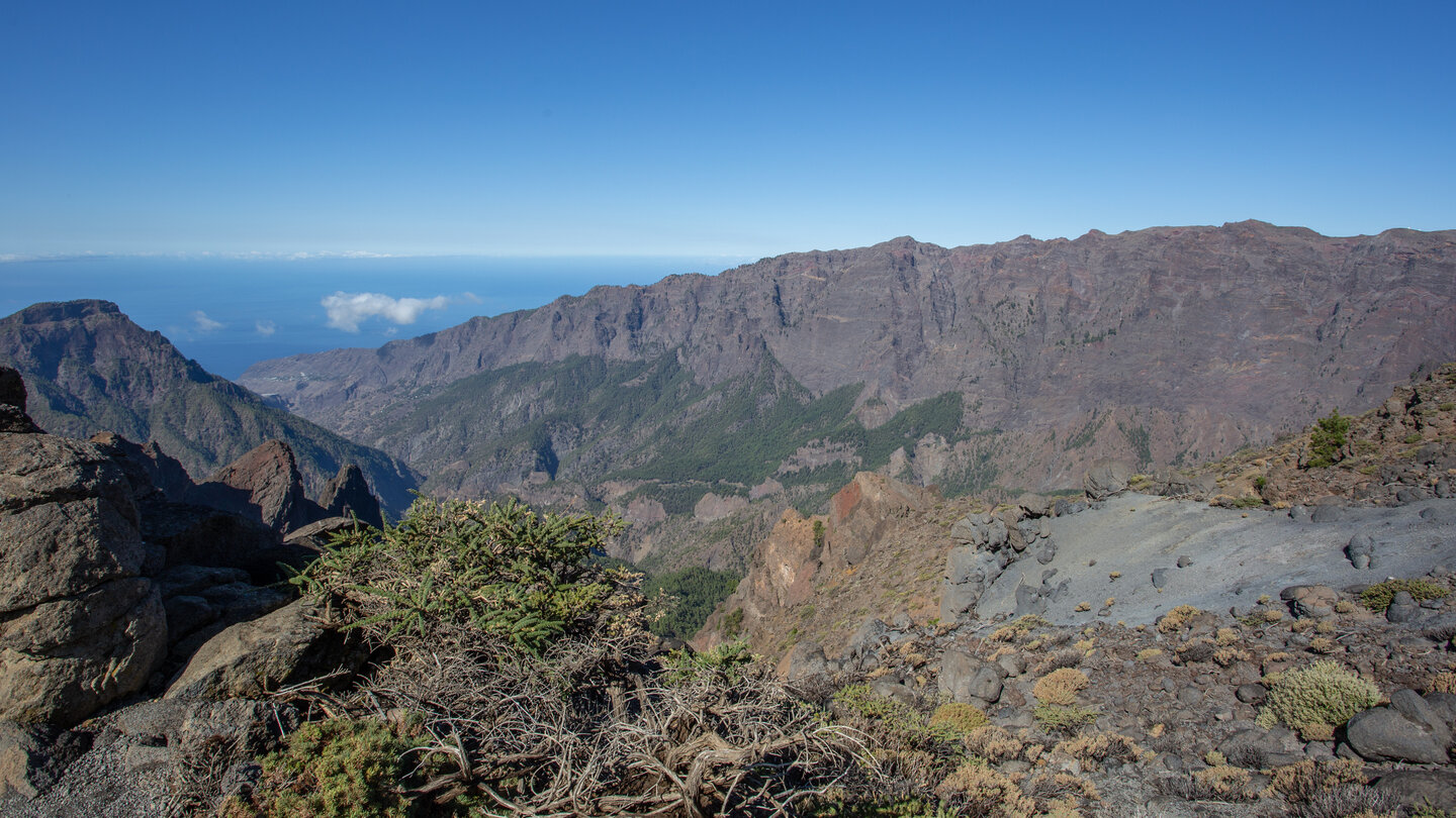 EInblick in den mächtigen Erosionskrater der Caldera de Taburiente