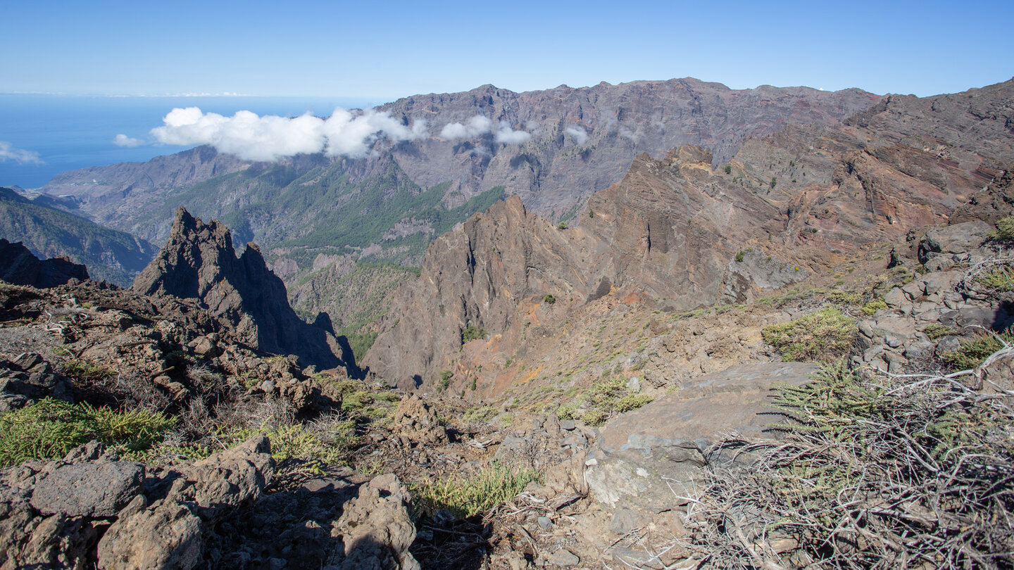 steil in die Tiefe stürzende Felsklippen am Höhenwanderweg der Caldera de Taburiente Felsklippen am Höhenwanderweg der Caldera de Taburiente