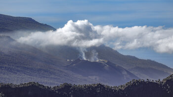 aufsteigender Dampf aus dem Vulkankrater des Tajogaite