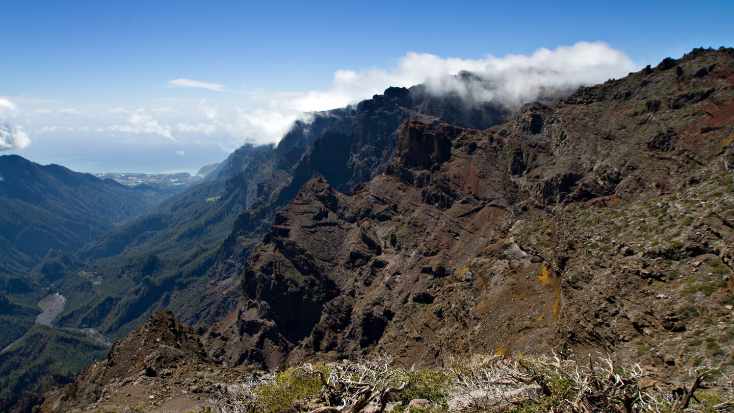 Blick entlang der Felswände der Caldera nach Tazacorte