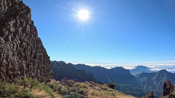 Blick über den Nationalpark zu den höchsten Gipfeln der Vulkanroute