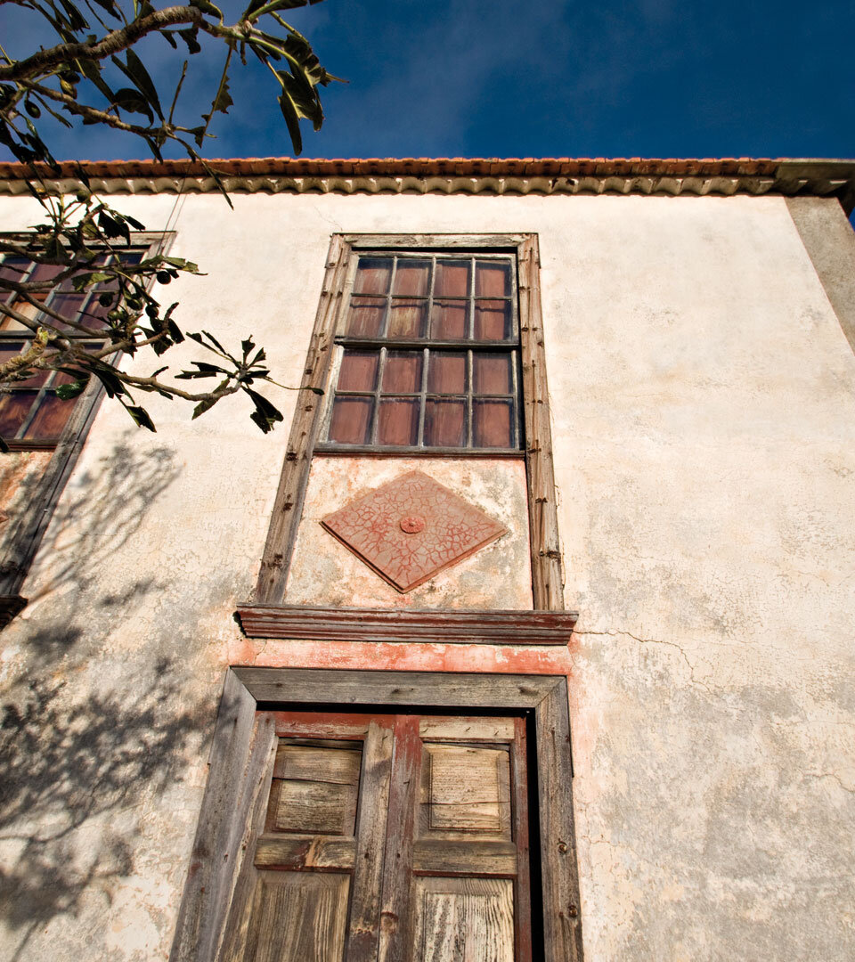 alte Fassade mit Holztüren und Holzfenstern in Las Tricias auf La Palma