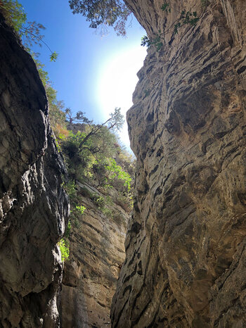 Felswände flankieren die Imbros-Schlucht