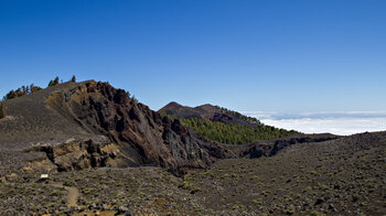 vom Hoyo Negro blickt man auf den Krater Duraznero und die Gipfel des Deseada