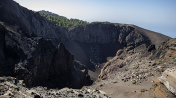 Blick in den tiefen Explosionskrater Hoyo Negro