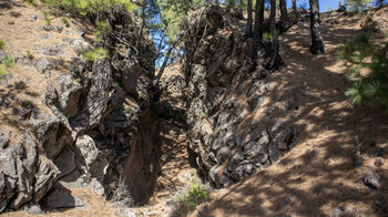 eine Felsspalte bildet eine Öffnung zum Hauptkrater des Pico Nambroque