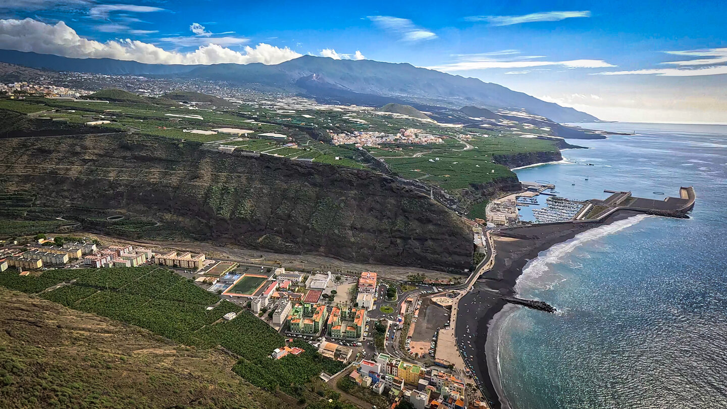 Blick vom Mirador del Acantilado del Time auf den Hafen von Tazacorte