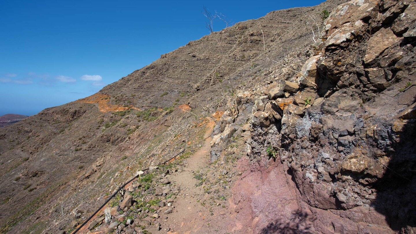 Wanderpfad hoch über der Rubicón-Ebene entlang der Flanke des Pico Redondo