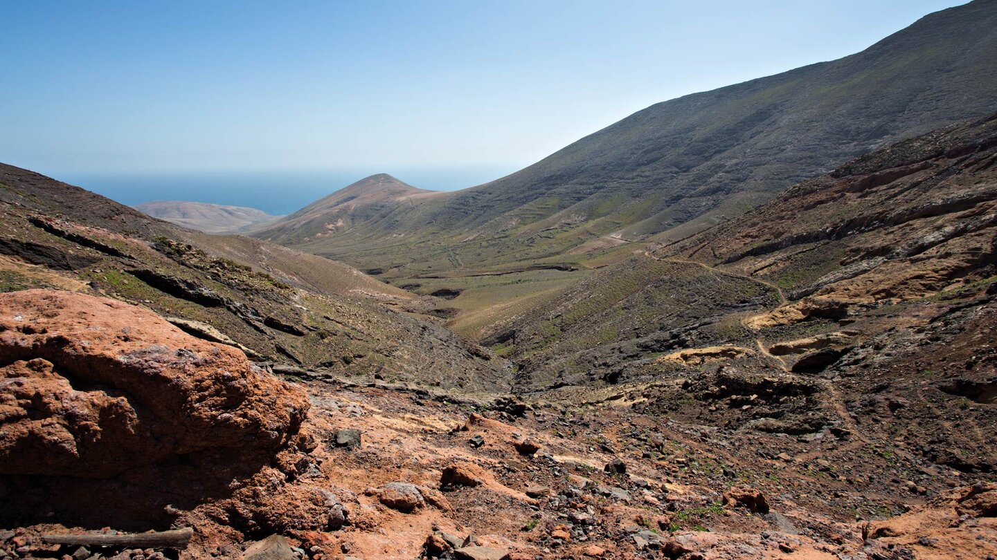 Ausblick vom Mirador de la Higuera über das weite Tal bis auf den Atlantik