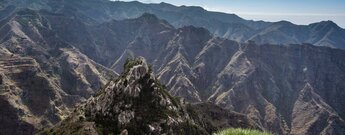 der Roque de los Pinos vor dem Anaga-Gebirge