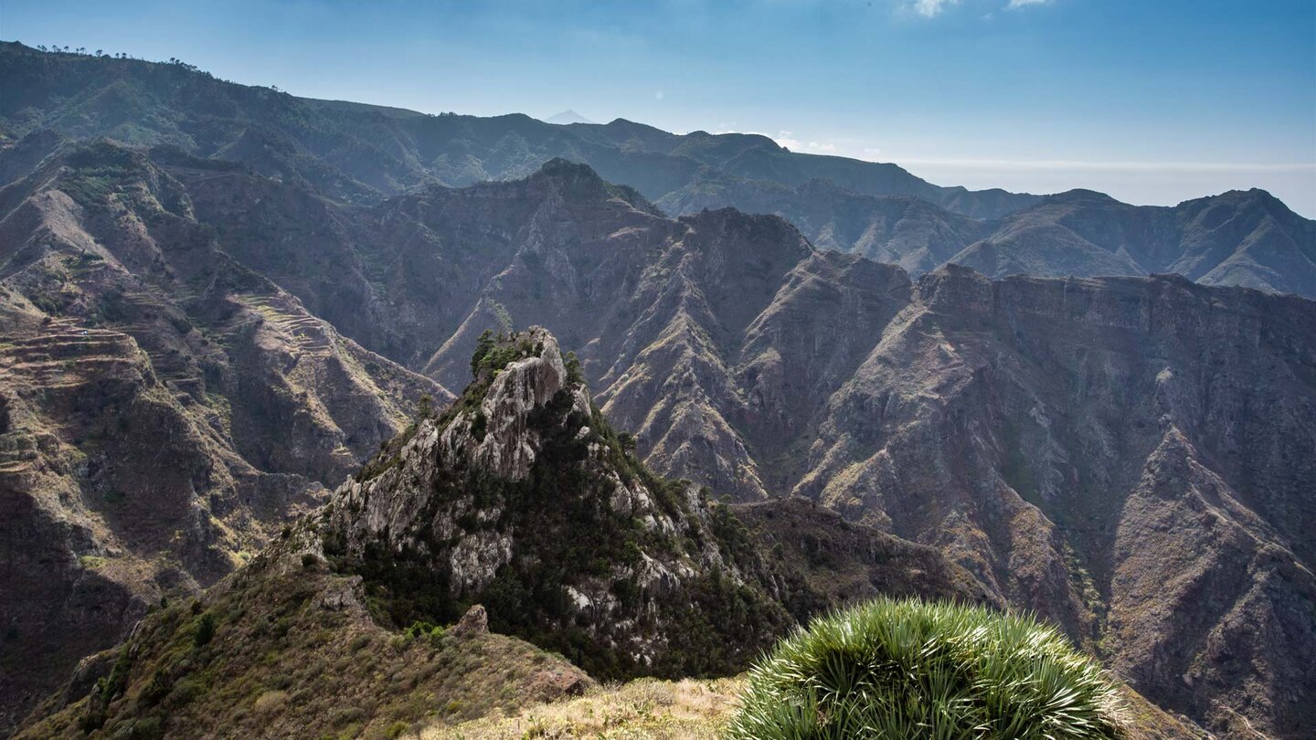 der Roque de los Pinos vor dem Anaga-Gebirge