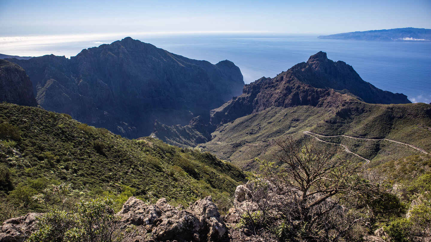 Einblick in die Masca-Schlucht mit La Gomera am Horizont