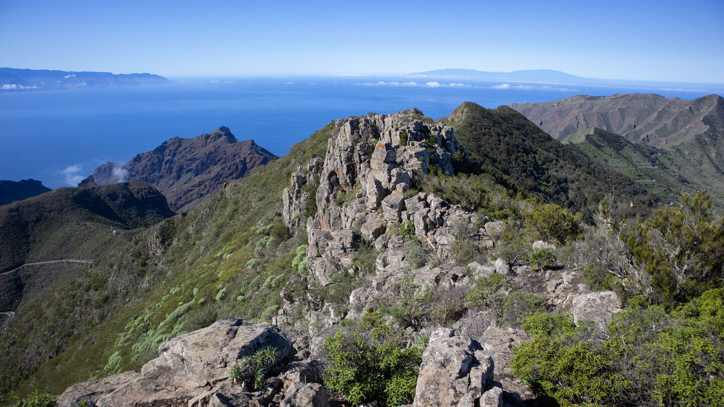 Felsformationen am Berggrat im Hintergrund La Gomera und La Palma